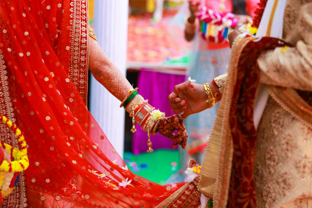 인도 전통 결혼식 사진 - indian culture bride women henna tattoo 뉴스 사진 이미지