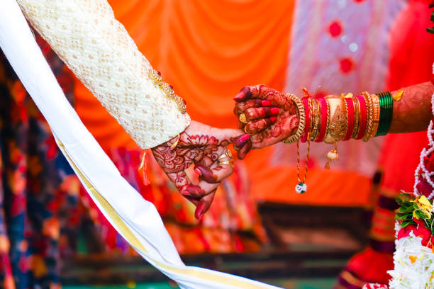 piękna indyjska ręka narzeczeni z projektem mehandi - mehandi india fashion women zdjęcia i obrazy z banku zdjęć