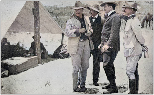 ilustrações, clipart, desenhos animados e ícones de fotos coloridas do exército dos eua: coronel theodore roosevelt (à esquerda) antes de se tornar presidente dos eua, com richard harding davis, stephen bonsall e major dunn - american presidents