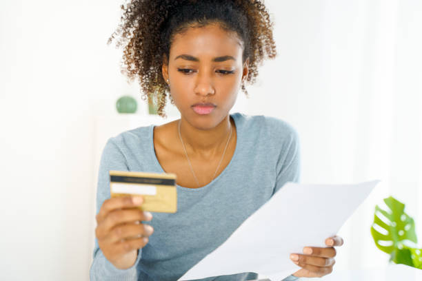 jeune femme frustré affichant l’état de carte de crédit - italy finance debt crisis photos et images de collection