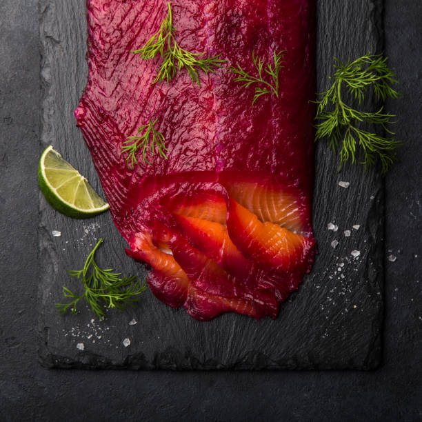 gravlax, skandynawski łosoś peklowany buraczanym - salmon fillet gravlax dill zdjęcia i obrazy z banku zdjęć