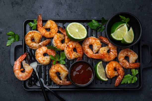 camarones a la parrilla con salsa de chile dulce y lima - grilled shrimp fotos fotografías e imágenes de stock