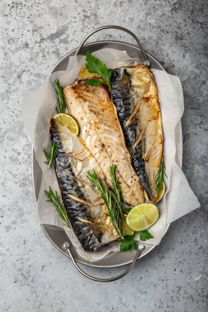 horno de caballa al horno - prepared fish cooked dinner mackerel fotografías e imágenes de stock