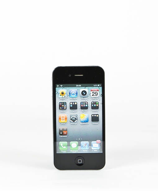 iphone 4 mit bildschirm - men iphone internet social networking stock-fotos und bilder