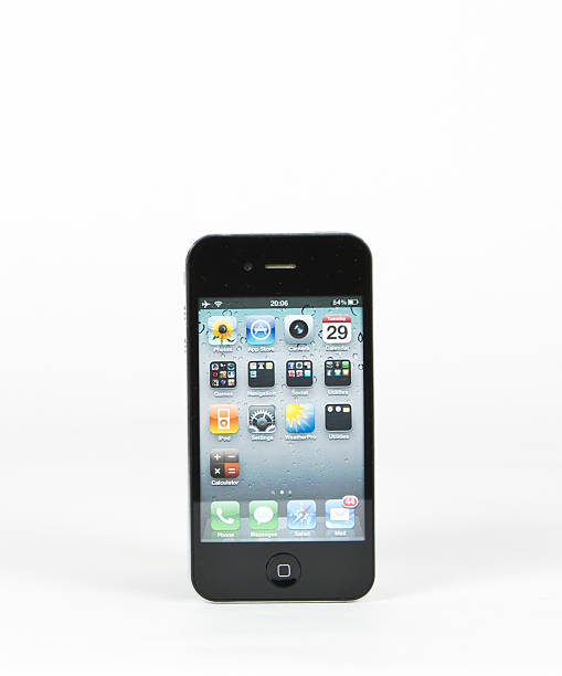 iphone 6 avec écran d'accueil - men iphone internet social networking photos et images de collection