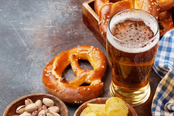 lager beer, nuts, potato chips and fresh homemade pretzel - beer nuts imagens e fotografias de stock