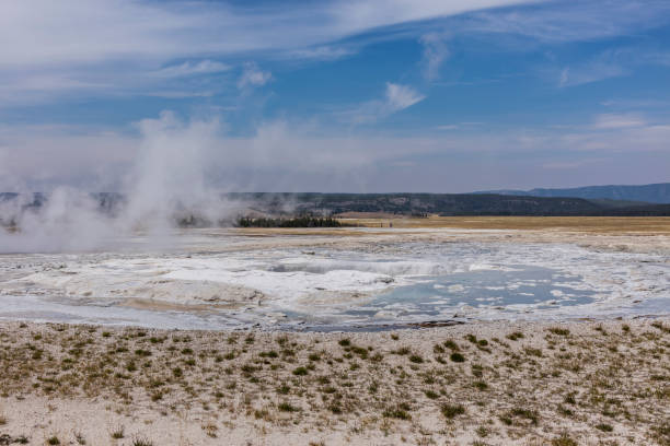 tableland vulcânica, yellowstone - upper geyser basin fumarole scenics standing water - fotografias e filmes do acervo