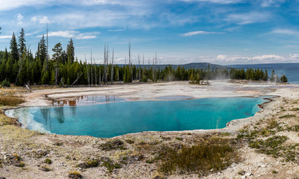 abyss pool - upper geyser basin fumarole scenics standing water - fotografias e filmes do acervo