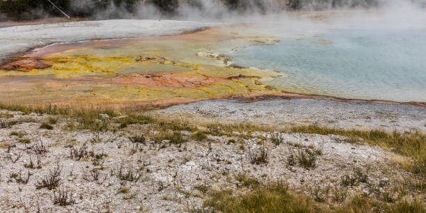 cratera excelsior geyser - upper geyser basin fumarole scenics standing water - fotografias e filmes do acervo