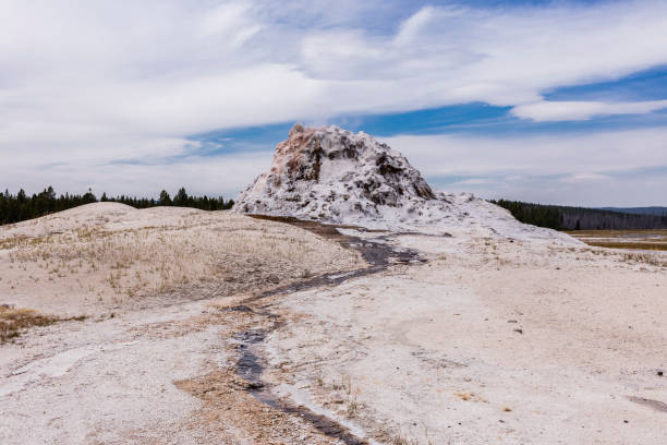 white dome geyser - upper geyser basin fumarole scenics standing water - fotografias e filmes do acervo