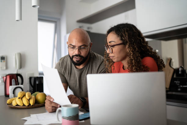 пара делать домашние финансы вместе у себя дома - e commerce couple working at home internet стоковые фото и изображения