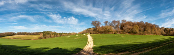 A path among fields of Chiltern Hills near Little Missenden, Buckinghamshire, England Pathway in a sunny day in English Chilterns amersham stock pictures, royalty-free photos & images