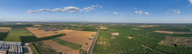 vue aérienne des terres agricoles en californie - california panoramic crop field photos et images de collection