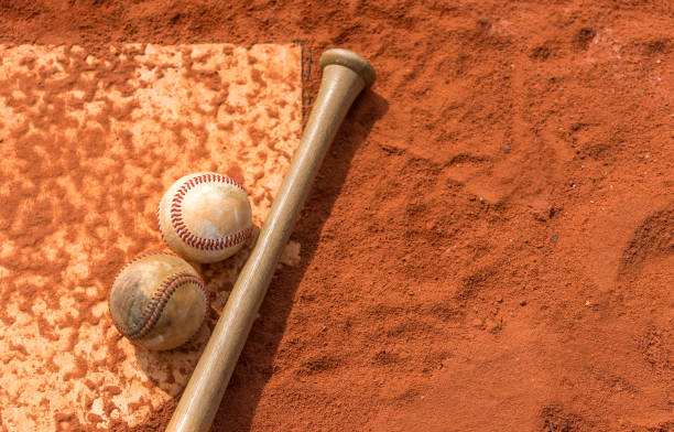 dias de beisebol - baseballs baseball baseball diamond grass - fotografias e filmes do acervo