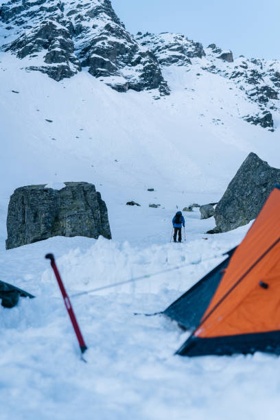 istock Splitboarder leaves winter campsite and heads towards mountains 1314817508