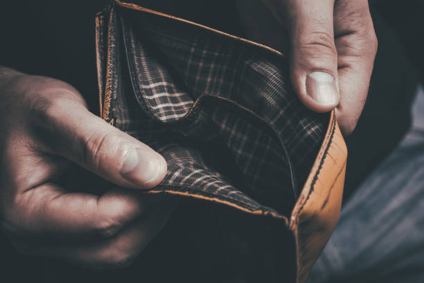 mann zeigt seine leere brieftasche - kein geld links konzept - men hat leather senior adult stock-fotos und bilder