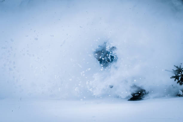 сплитбордер спускается по крутому склону порошка в горах - climbing individual sports sports and fitness snowboard стоковые фото и изображения