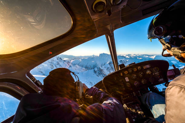 esquiadores voam de helicóptero sobre montanhas cobertas de neve - 3690 - fotografias e filmes do acervo