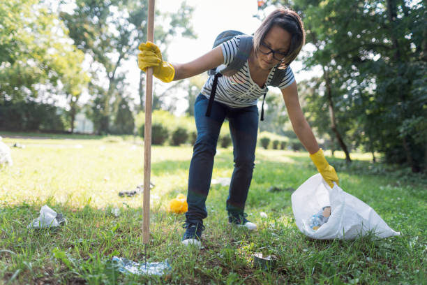 istock Woman picking up garbage in the park 1314822185