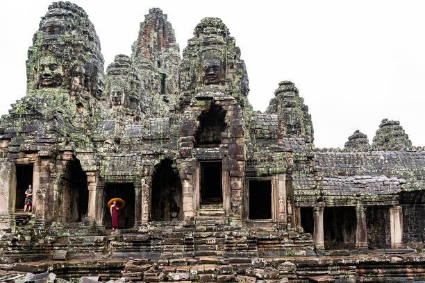 torres e rostos no templo bayon em angkor wat - cambodia monk buddhism angkor wat - fotografias e filmes do acervo