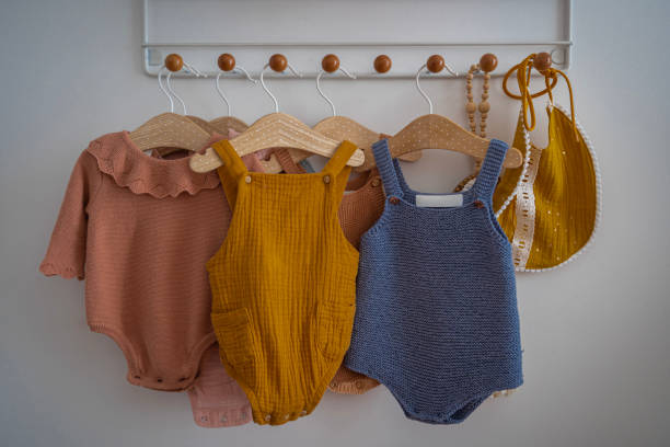 프랑스 아스니에레스 쉬르 센: 컬러풀한 아기 매달려 옷 - coat hook 뉴��스 사진 이미지