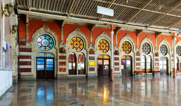 zabytkowy budynek i peron terminalu kolejowego sirkeci w stambule, turcja - sirkeci zdjęcia i obrazy z banku zdjęć