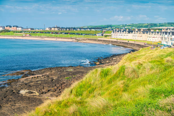 пляж портруш северная ирландия великобритания - portrush стоковые фото и изображения