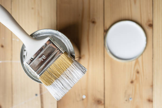 木製のテーブルや床の塗装やリノベーション修理コンセプトに開いた缶の上に白いペイントブラシのトップビュー - priming paint ストックフォトと画像