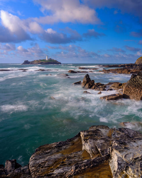 осенний закат с бурными морями на острове годреви лайт, корнуолл, великобритания - godrevy lighthouse фотографии стоковые фото и изображения