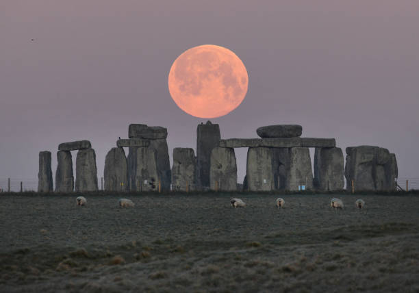 pełnia księżyca nad stonehenge - stonehenge ancient civilization religion archaeology zdjęcia i obrazy z banku zdjęć