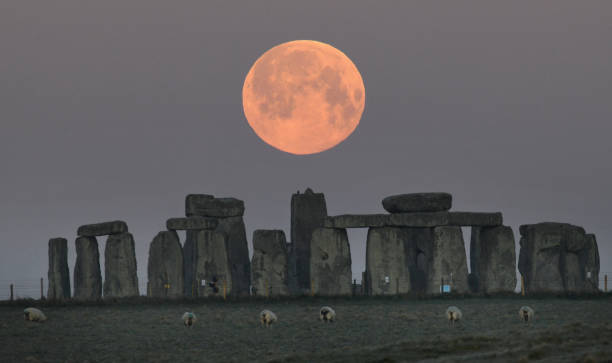 luna piena su stonehenge - stonehenge ancient civilization religion archaeology foto e immagini stock