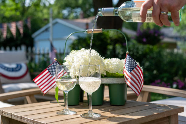 delektując się winem na podwórku w wakacyjny weekend - champagne champagne flute pouring wine zdjęcia i obrazy z banku zdjęć