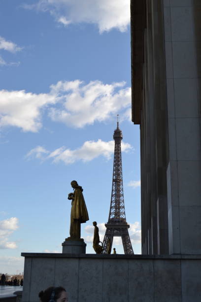 знаменитая эйфе�лева башня и скульптуры перед ней. - famous place eiffel tower clear sky urban scene стоковые фото и изображения