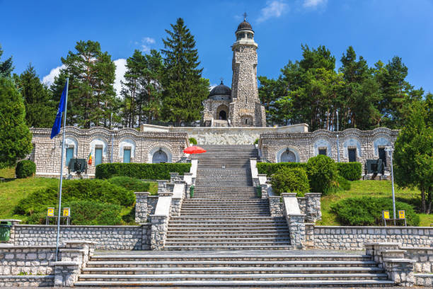 mausolée des héros situé sur la colline de mateias. le monument est dédié aux héros de la première guerre mondiale. - tirgoviste photos et images de collection