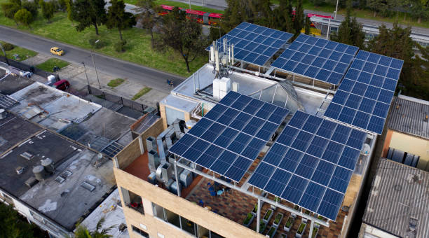 bouwen met zonnepanelen als energiebron - autarkie stockfoto's en -beelden