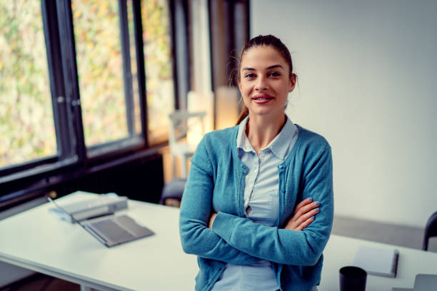 portret szczęśliwej młodej bizneswoman w jego biurze - 30s women sweater female zdjęcia i obrazy z banku zdjęć