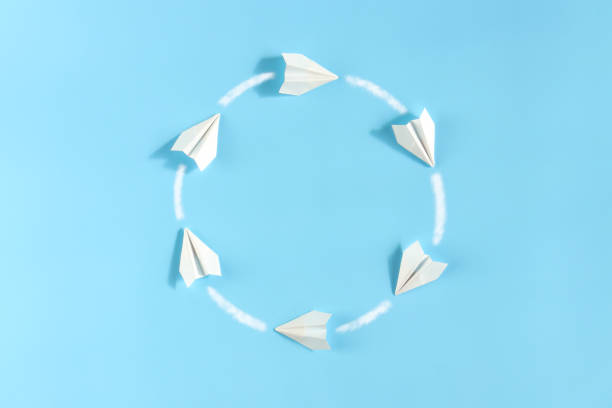 istock Six paper airplanes draw a circle with the contrails. 1314885797
