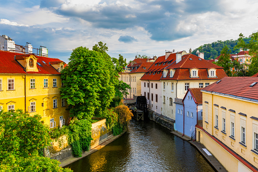 Certovka (Canal del Diablo), a veces también llamado pequeña Venecia de Praga. Chequia. Canal Certovka que atraviesa el barrio local de Praga, República Checa. Barrio Menor del Casco Antiguo en Praga. photo