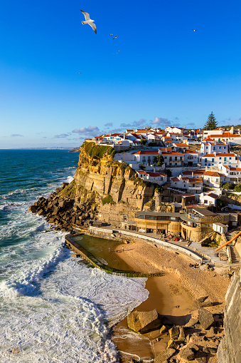 Azenhas do Mar es una ciudad costera en el municipio de Sintra, Portugal. Cerca de Lisboa. Azenhas do Mar pueblo blanco, acantilado y océano, Sintra, Portugal. Azenhas Do Mar, Sintra, Portugal. photo