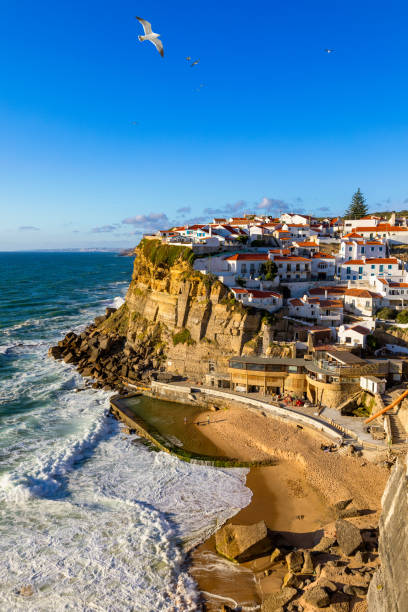 azenhas do mar est une ville balnéaire de la municipalité de sintra, au portugal. près de lisboa. azenhas do mar village blanc, falaise et océan, sintra, portugal. azenhas do mar, sintra, portugal. - azenhas do mar photos et images de collection