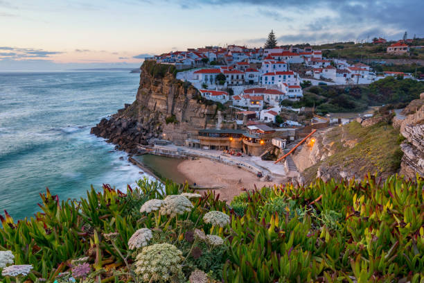 azenhas do mar es una ciudad costera en el municipio de sintra, portugal. cerca de lisboa. azenhas do mar pueblo blanco, acantilado y océano, sintra, portugal. azenhas do mar, sintra, portugal. - azenhas do mar fotografías e imágenes de stock