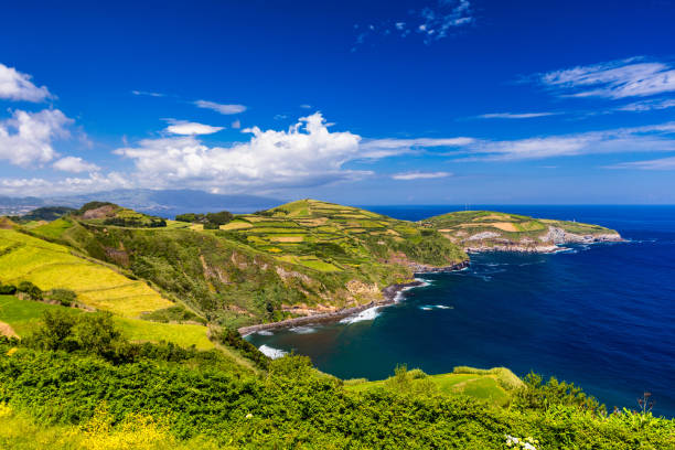 belle vue côtière de miradouro de santa iria, porto formoso, ribeira grande, sao miguel, açores, portugal. panorama à la côte de l’île de sao miguel du point de vue de santa iria. açores. portugal - santas cap photos et images de collection