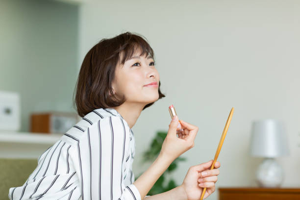 自宅で過ごす若い女性 - 日本人　笑顔 ストックフォトと画像