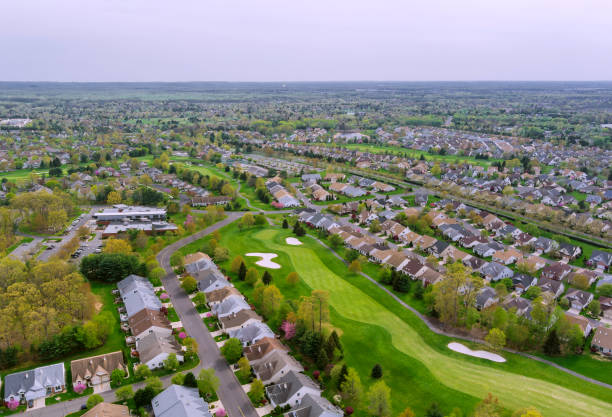paesaggio stagionale panoramico dall'alto vista aerea di una piccola città nella campagna ohio us - townhouse apartment midwest usa house foto e immagini stock