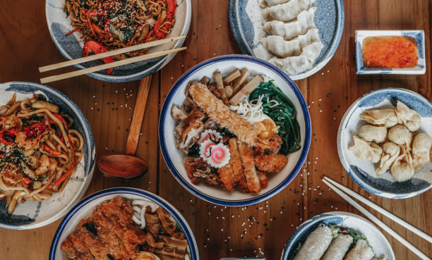 zwei schüsseln leckere asiatische ramen nudelsuppe mit rinderbrühe, huhn, ei mit eigelb auf holzhintergrund, nahaufnahme, ansicht von oben. japanische heiße ramensuppe für asiatische sensien - japanische küche stock-fotos und bilder