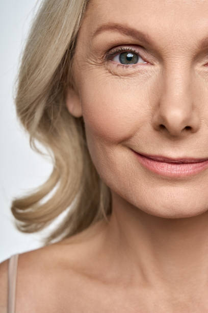 retrato de cara de cerca de la feliz mujer sonriente de mediados de los 50 años aislada de fondo blanco. la publicidad de productos de elevación antiarrugas para el cuidado facial de la piel para mujeres en la menopausia. - 40 45 years fotos fotografías e imágenes de stock