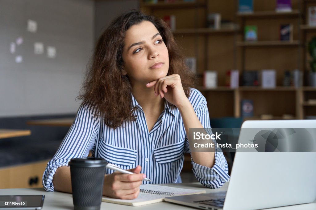 Jeune étudiant pensif rêveur indien regardant loin travaillant sur l’ordinateur portatif dans la salle de classe d’espace de coworking de bureau. Étudiant hispanique utilisant l’ordinateur pour la formation en ligne d’apprentissage à distance. - Photo de Contemplation libre de droits Jeune étudiant pensif rêveur indien regardant loin travaillant sur l’ordinateur portatif dans la salle de classe d’espace de coworking de bureau. Étudiant hispanique utilisant l’ordinateur pour la formation en ligne d’apprentissage à distance. - Photo de Contemplation libre de droits