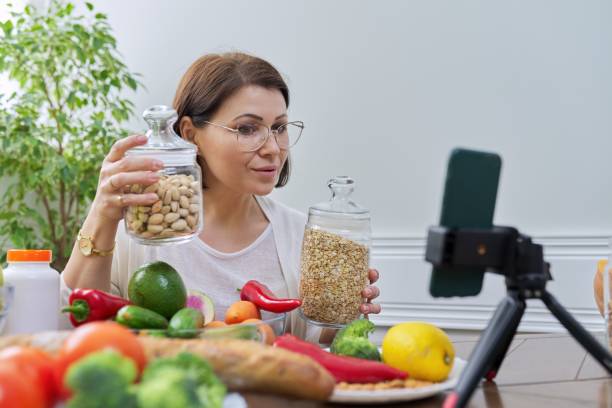istock Specialist leading stream, blog about healthy eating, using smartphone 1314909293