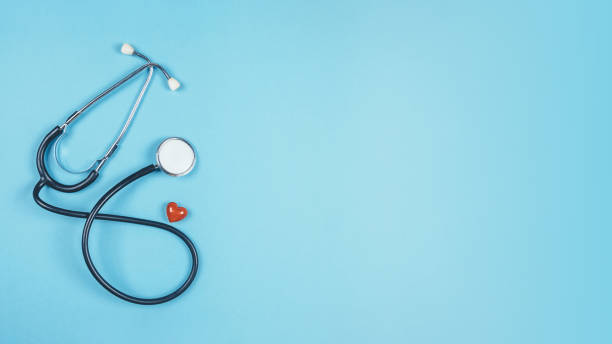 phonendoscope sur un fond bleu. antécédents médicaux - national holiday photos et images de collection
