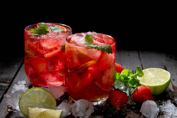 mojito - crushed ice freshness red lime stock-fotos und bilder